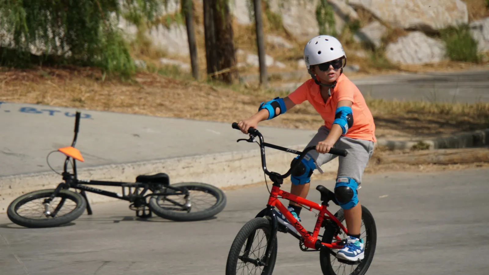 Jeune rider Wild Bike pendant un stage BMX