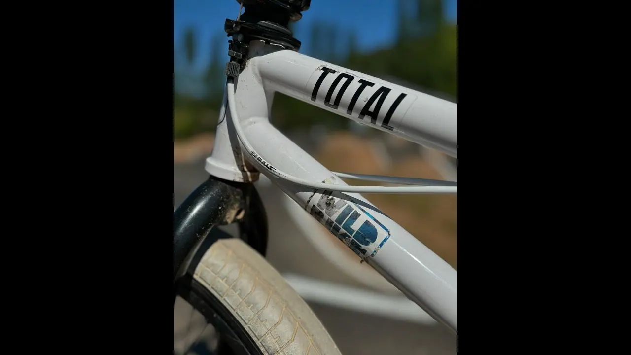 Gros plan sur le cadre d'un BMX Wild Bike